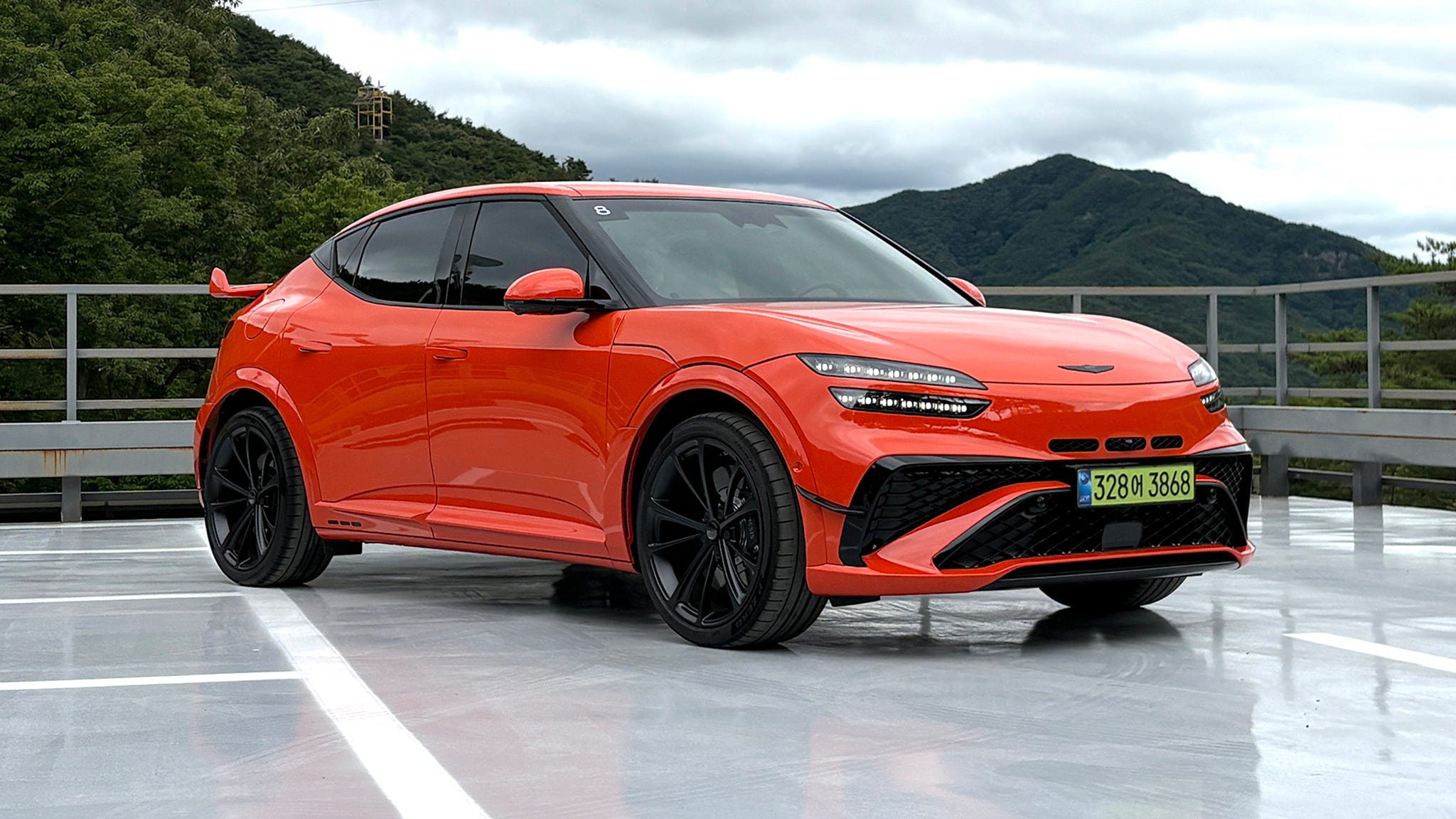 Genesis GV60 Magma 2027 года — раскалён докрасна! Мы знаем это, потому что только что проехали на нём