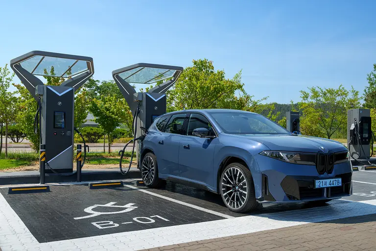 BMW Групп устанавливает общественные зарядные устройства сверхбыстрой зарядки мощностью 400 кВт