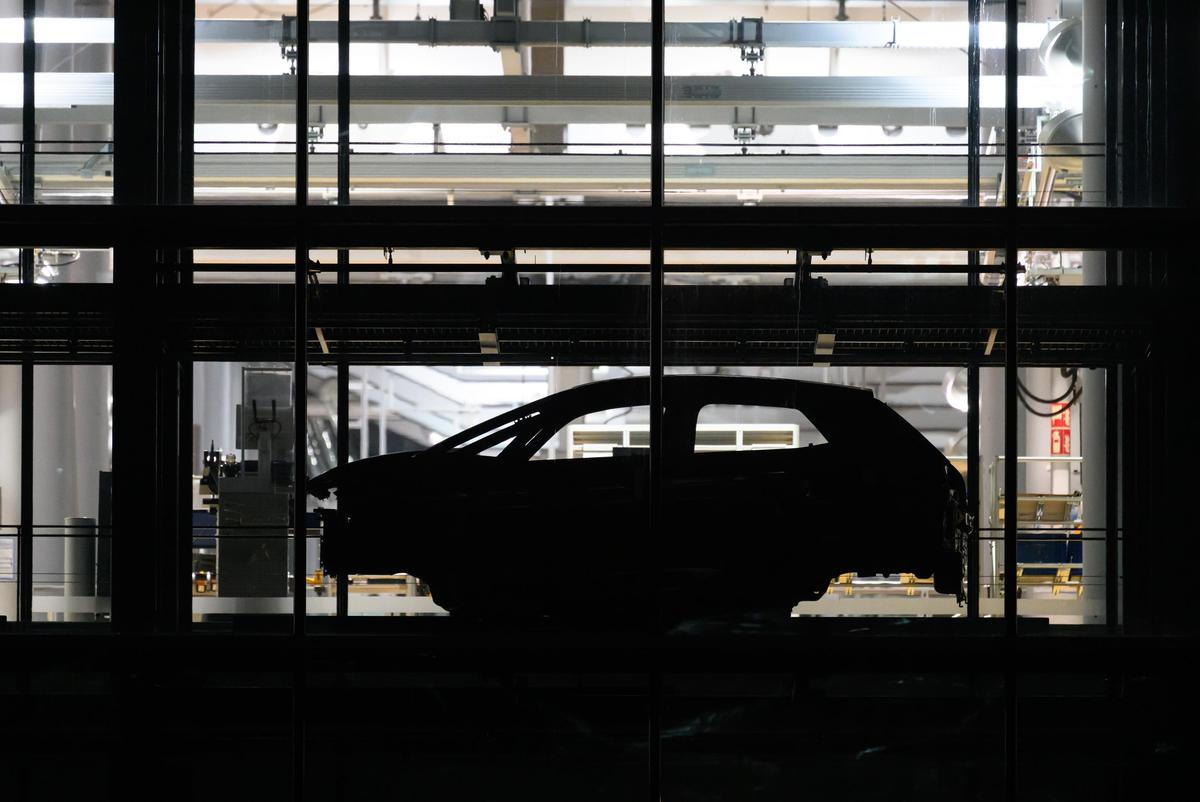 Volkswagen планирует сократить 100 000 сотрудников по всему миру и закрыть четыре завода в Германии для ускорения реструктуризации