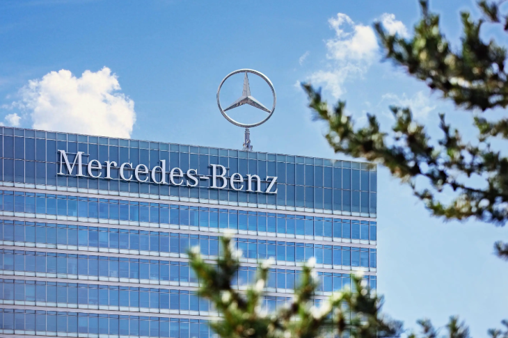 Сокращения в Mercedes-Benz в Китае распространяются на отделы разработки и производства, компания запускает глобальное снижение затрат с помощью ИИ