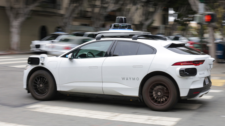 IIHS утверждает, что Waymo безопаснее водителей-людей, если сильно прищуриться, читая данные