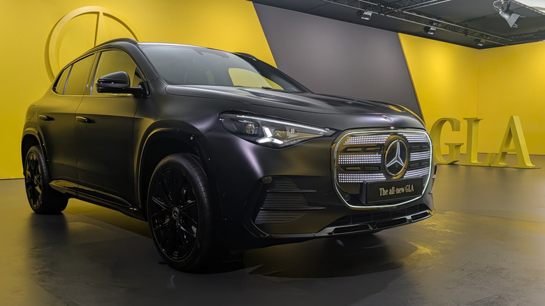 2028 Mercedes-Benz GLA — особенно большой и мощный субкомпакт с электрическим или гибридным приводом