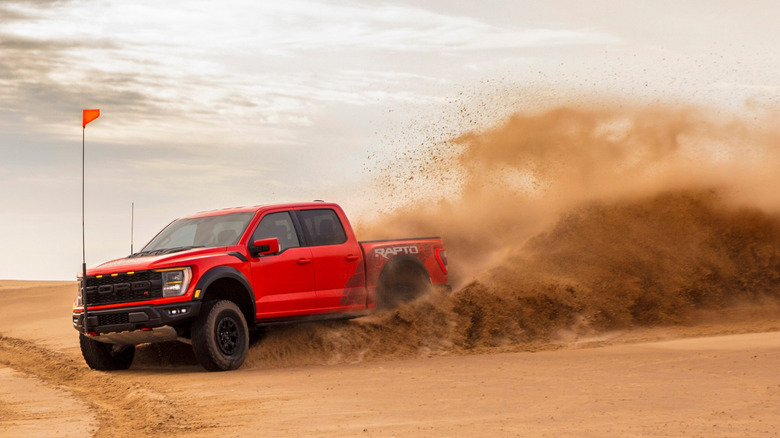 Продажи Ford снижаются, но богатые люди продолжают покупать Raptors