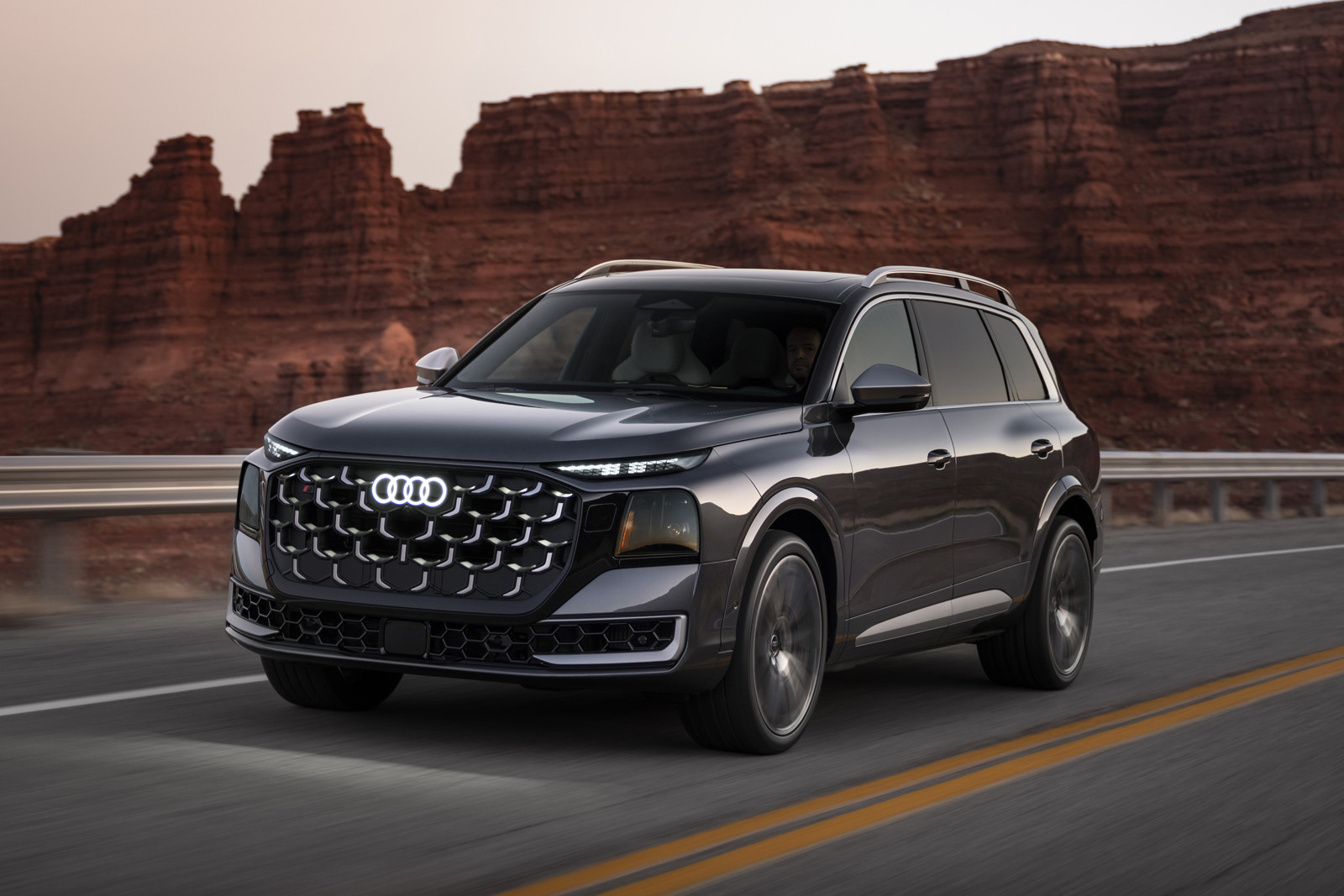 Новый флагман: полностью рассекречен полноразмерный кроссовер Audi Q9