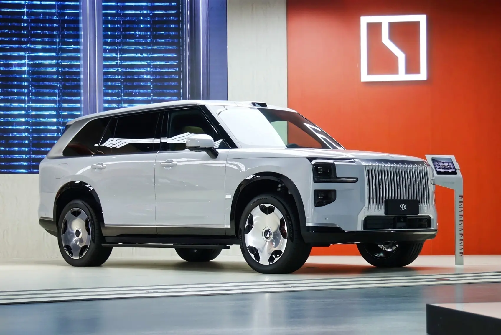 Этот огромный внедорожник из Китая, соперник Range Rover, выходит на европейский рынок