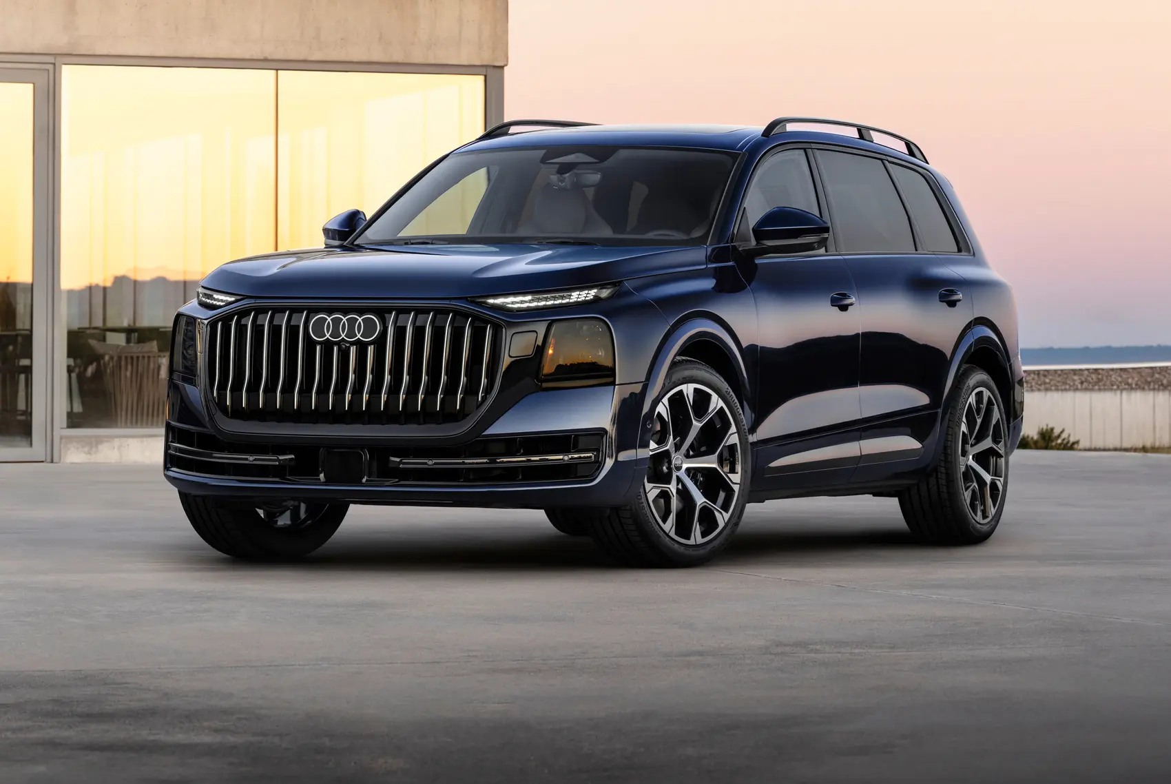Новый внедорожник Audi для США оснащен дверями с электроприводом и такими большими подстаканниками, что в них помещаются стаканы Stanley