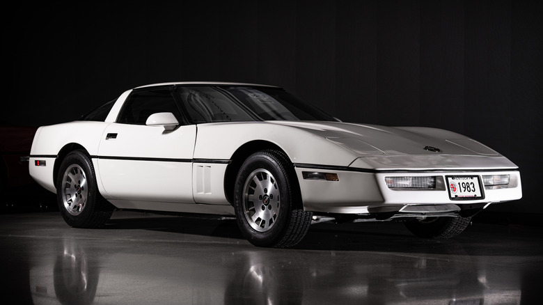 Corvette 1983 года — редчайший пример американского спорткара: почему он так себе