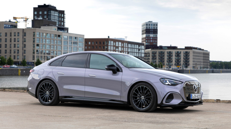 Mercedes-Benz C-Class EV 2027 года — это на 99% хорошая чистая роскошь и на 1% ИИ-муть