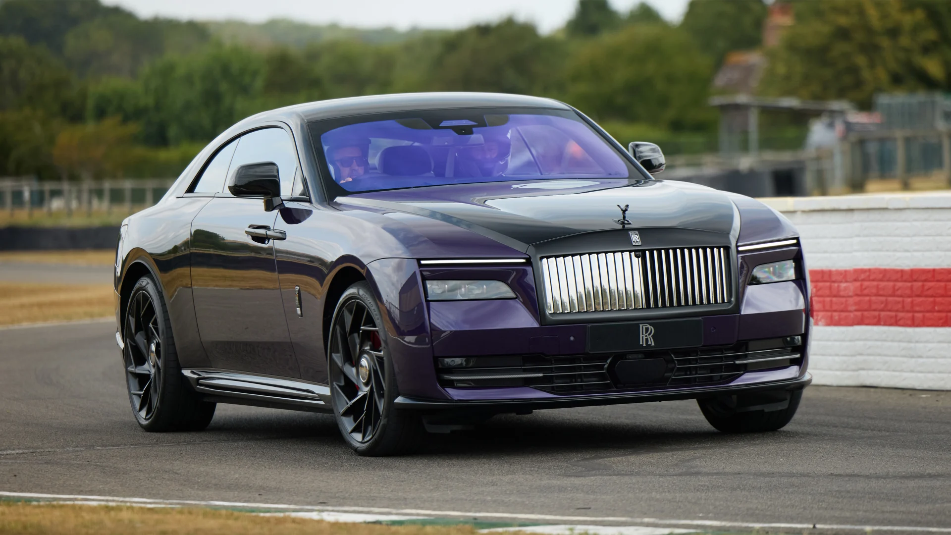 Мы протестировали этот новый электрический Rolls-Royce в самом неподходящем для него месте
