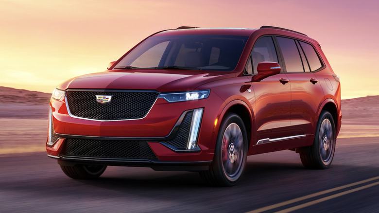Возвращение с того света: бензиновый Cadillac XT6 возвращается в линейку, так как Cadillac решил, что магическое число трехрядных внедорожников — четыре