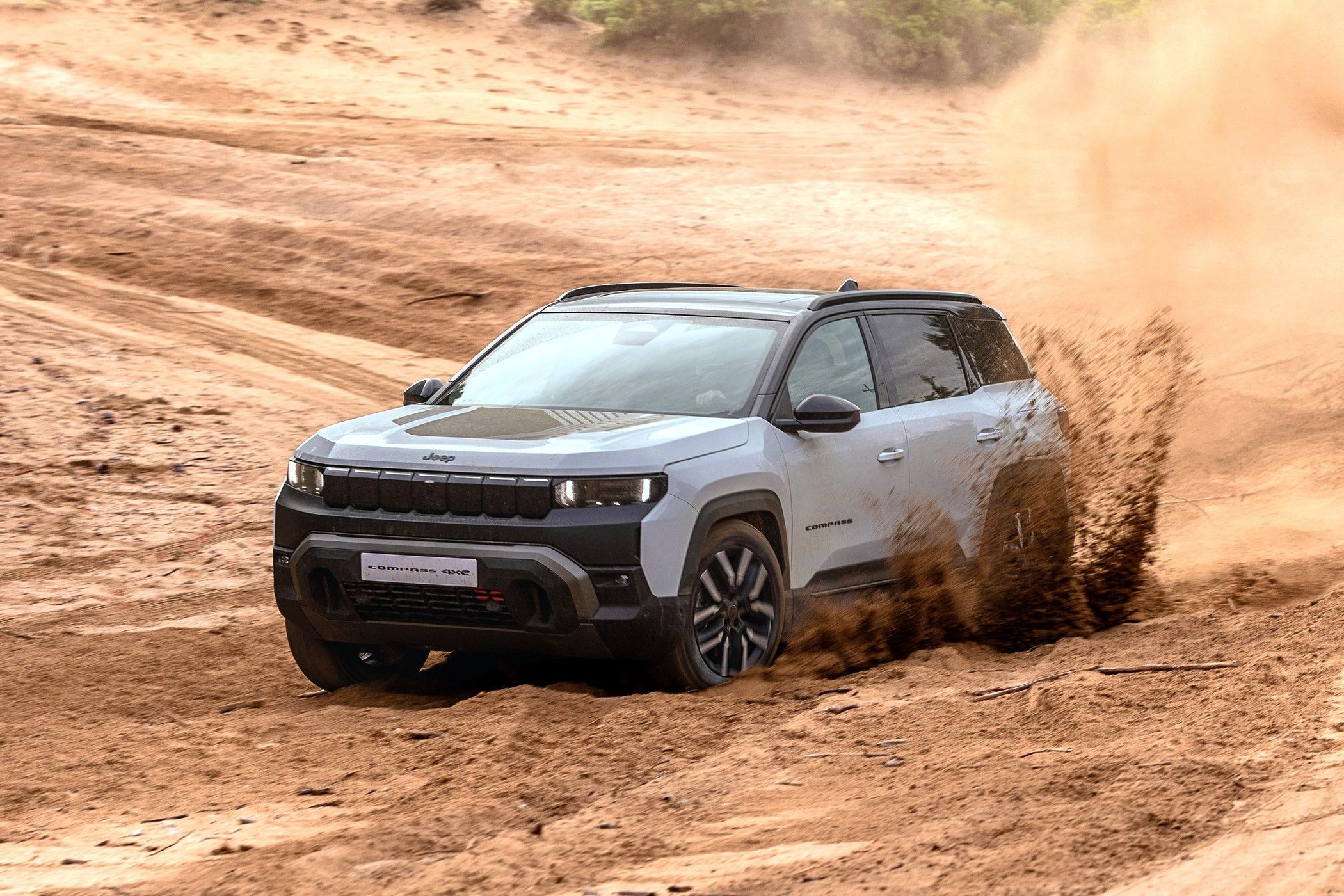 Jeep пытается убедить всех, что электрический Compass 4xe — настоящий внедорожник