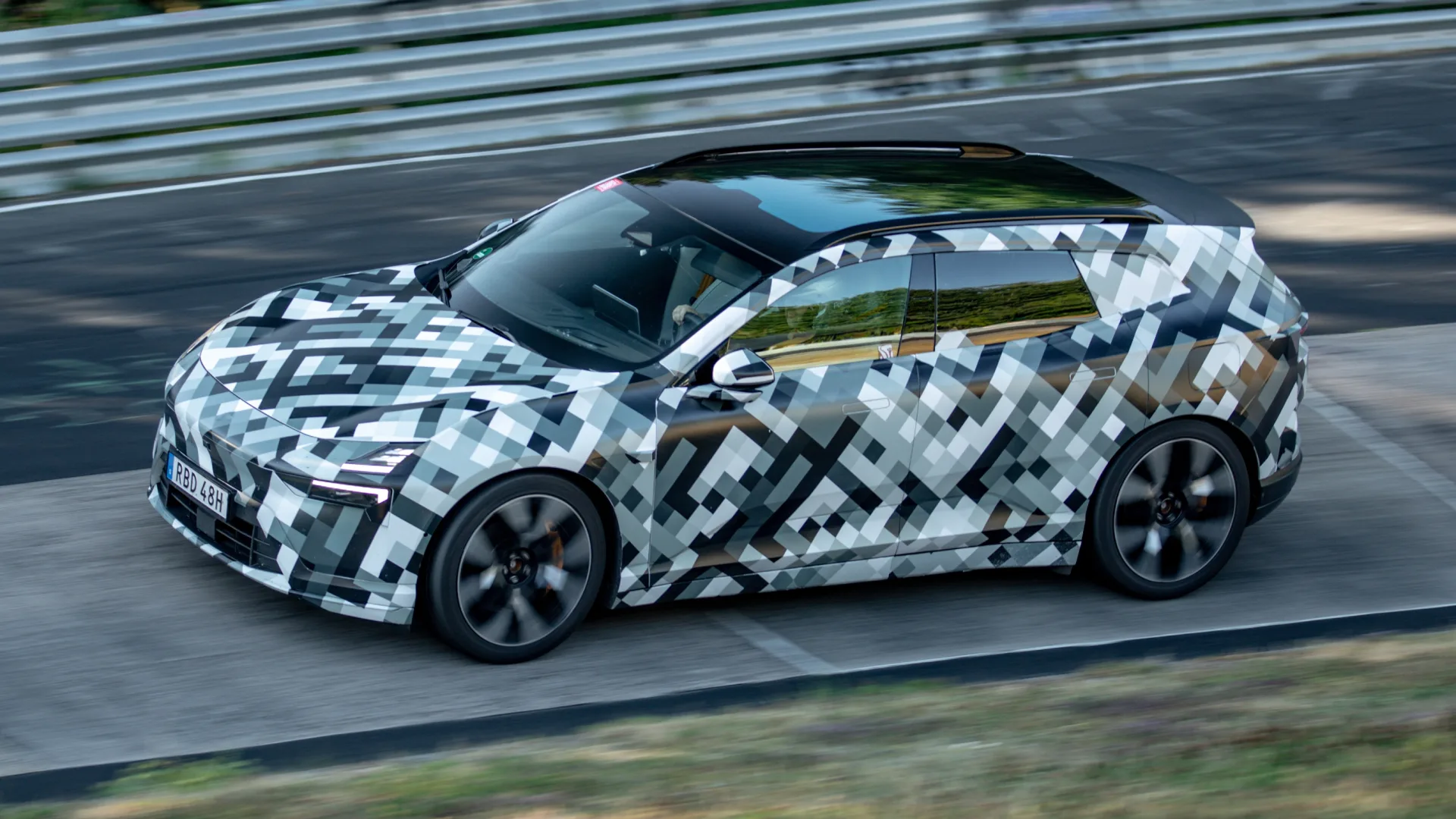 Polestar наконец-то решает самую большую проблему своего маленького электрического внедорожника