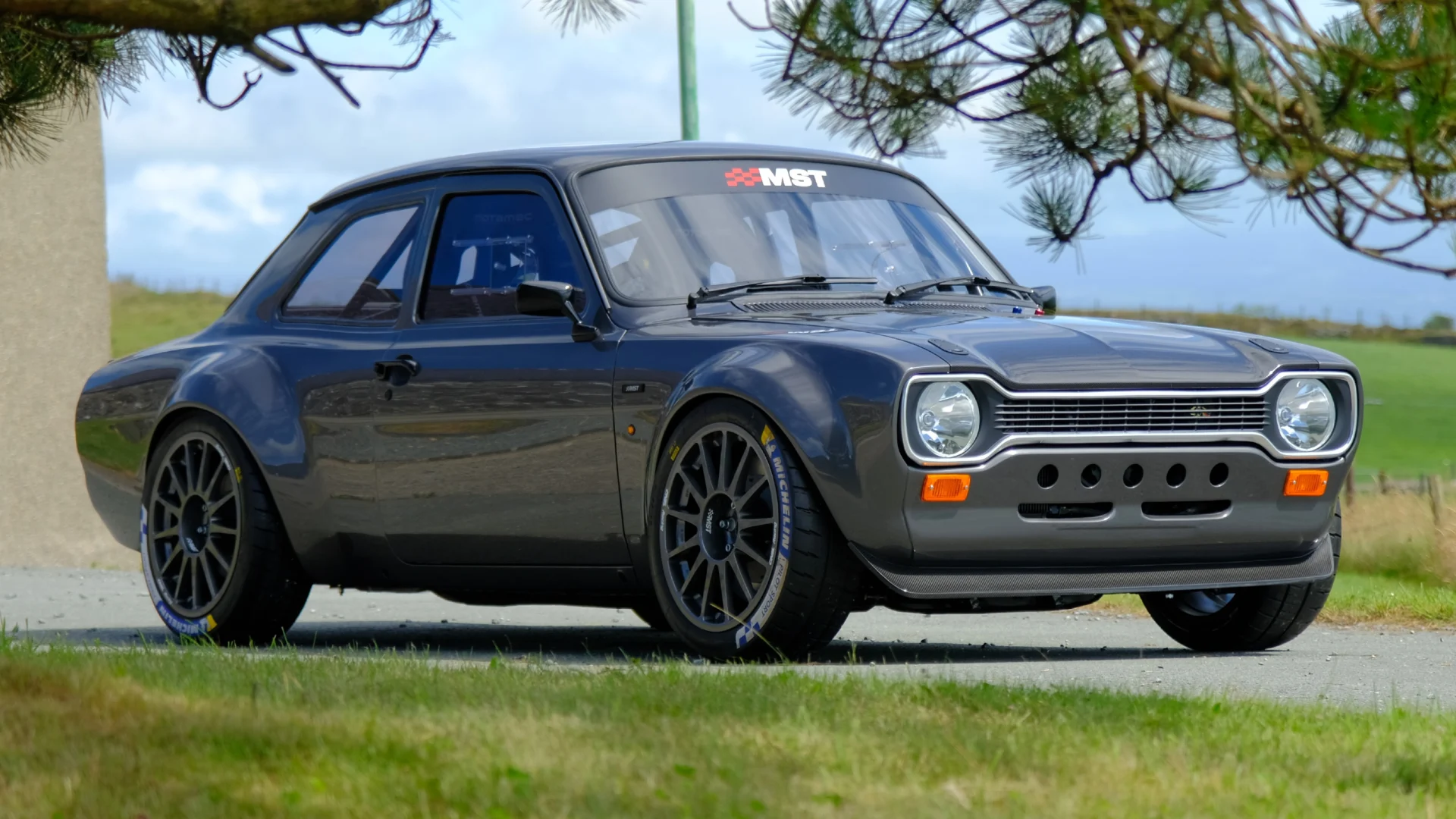 Классический автомобиль, воссозданный настолько экстремально, что от Ford Escort в нём осталась только внешность
