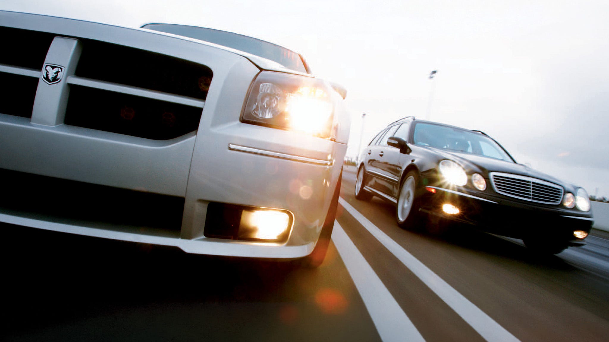 Мы не ожидали, что универсалы Magnum SRT8 и E55 AMG смогут соперничать с Ferrari. Но мы их протестировали.