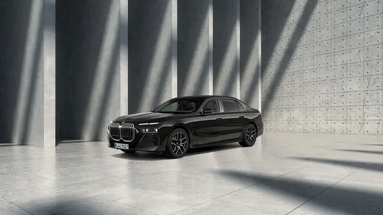 BMW, мощное присутствие: выпуск 'черной отделки 7-й серии