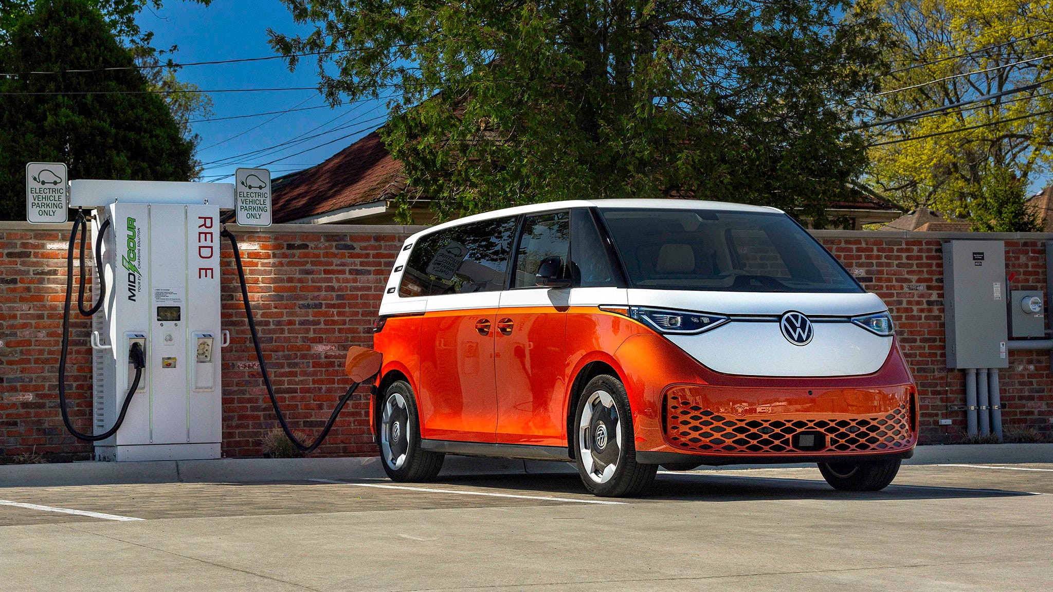 Хватит ли очарования VW ID Buzz, чтобы заставить вас забыть о тревоге по поводу запаса хода? Мы это выясним.