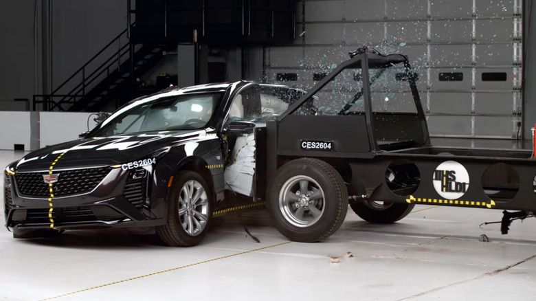 2026 Cadillac CT5 с треском провалил обновлённый боковой краш-тест IIHS