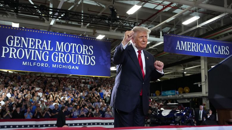К чёрту высокие цены на бензин, Трамп только что купил 250 Cadillac Escalades