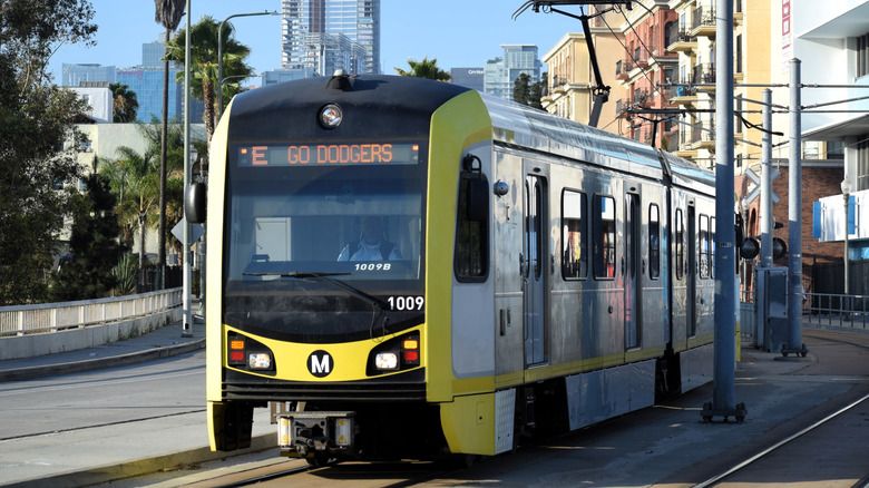 LA Metro выплатит по 600 долларов 2000 жителей округа Лос-Анджелес, которые не будут пользоваться автомобилем в течение пяти недель