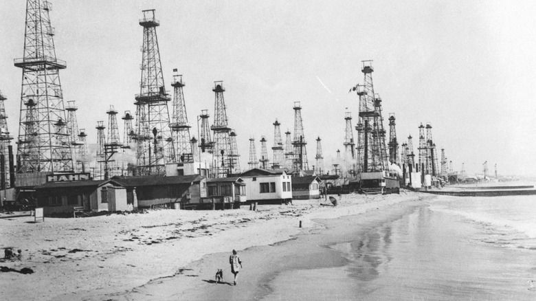 Лос-Анджелес усеян тысячами нефтяных скважин, спрятанных в фальшивых зданиях, под школами и игровыми площадками
