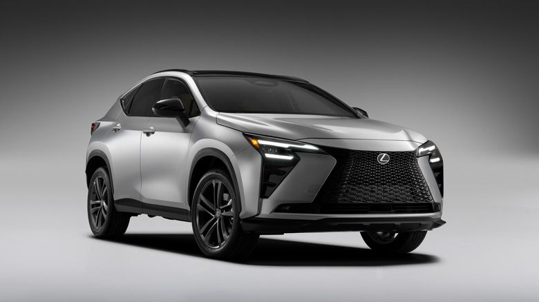Lexus NX 2027 года станет только гибридным, получит более крупный стандартный сенсорный экран и «сенсорного консьержа»