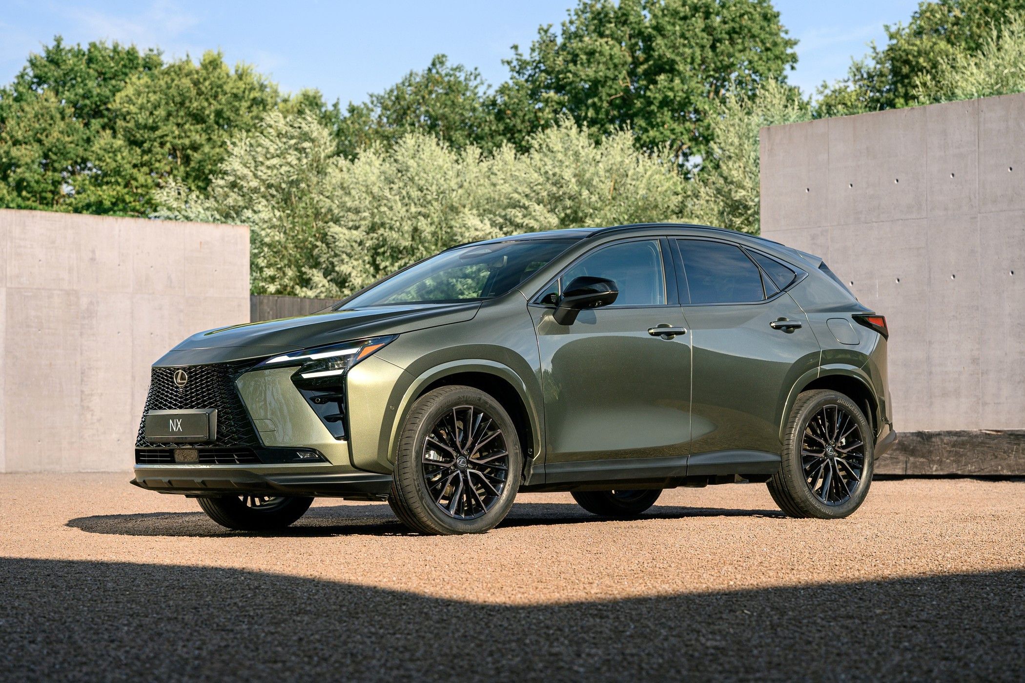 Обновлённый Lexus NX: упрощённый салон с парфюмом и настроенное на Нюрбургринге шасси