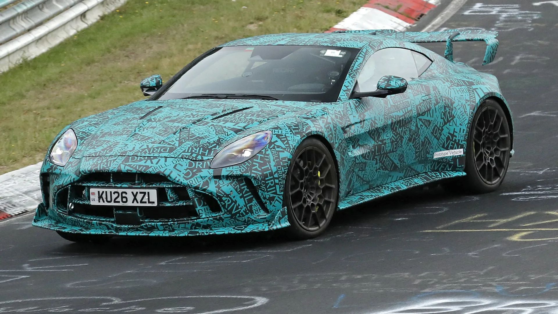 Aston Martin охотится на трековый автомобиль Porsche с новой дерзкой моделью