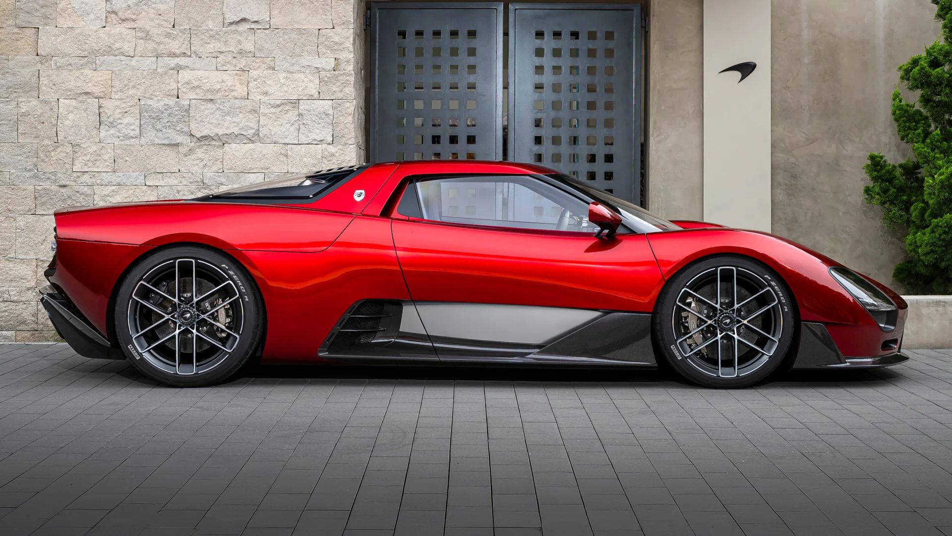 McLaren щойно перевинайшов себе з ретро-натхненним суперкаром на механіці