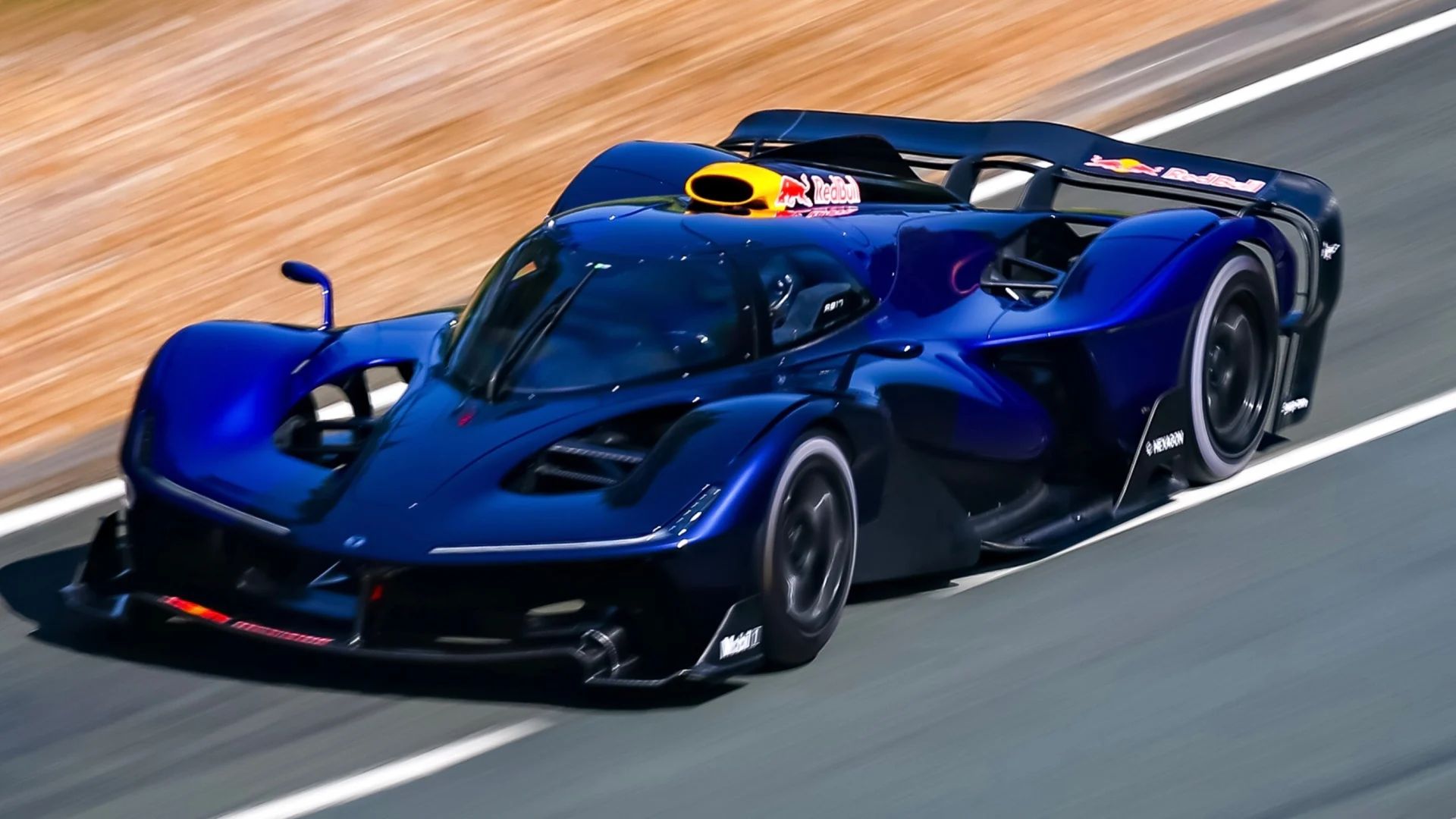 Почему новый гиперкар Red Bull с V10 может, но не всегда будет обгонять болиды F1